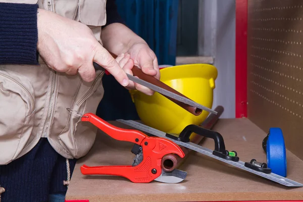 Klempner Bei Der Arbeit Seiner Werkbank Rohre Montieren — Stockfoto