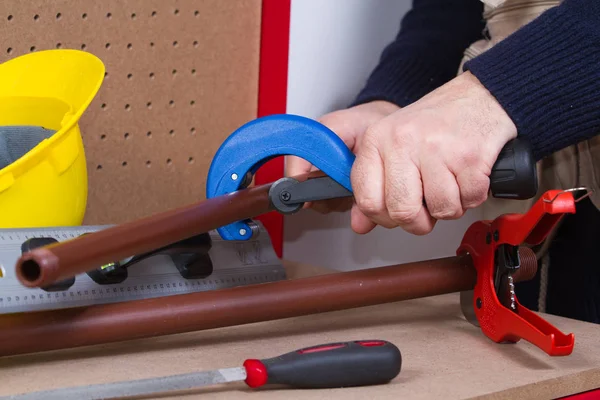 Klempner Bei Der Arbeit Seiner Werkbank Rohre Montieren — Stockfoto