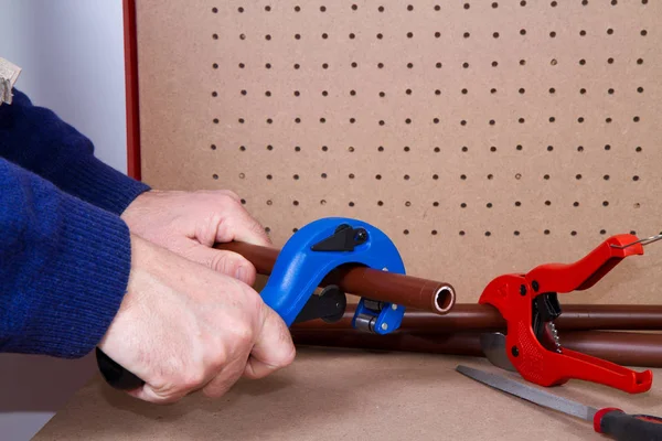 Plumber Work His Workbench Fit Pipes — Stock Photo, Image