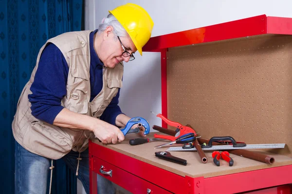 Plumber Work His Workbench Fit Pipes — Stock Photo, Image
