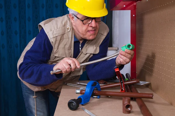 Plumber Work His Workbench Fix Pipes — Stock Photo, Image