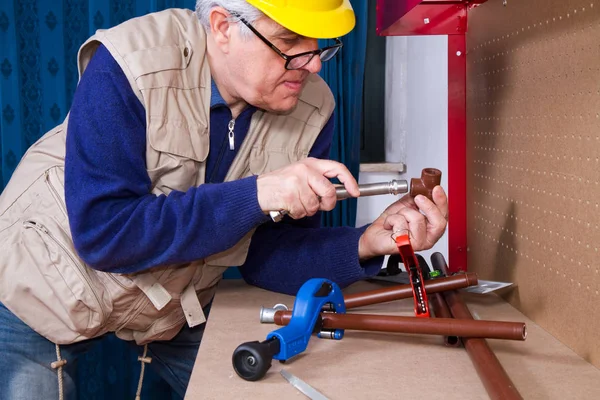 Plumber Work His Workbench Fix Pipes — Stock Photo, Image