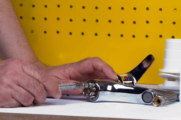 Сантехнік Роботі Своїй Верстаті Кріплення Труб — стокове фото