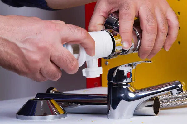 Plumber Work His Workbench Fix Pipes — Stock Photo, Image