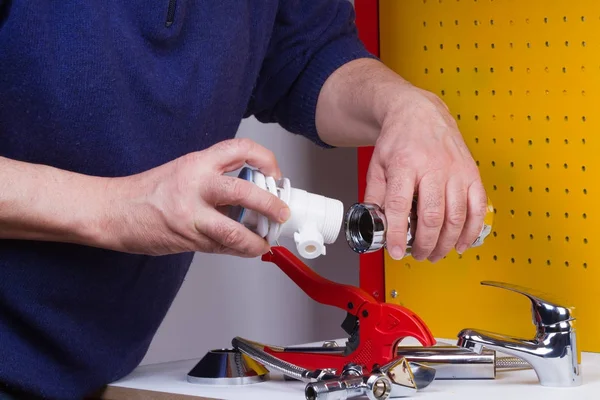 Plumber Work His Workbench Fix Pipes — Stock Photo, Image