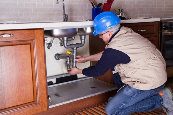 Klempner Bei Der Arbeit Ein Waschbecken Reparieren — Stockfoto