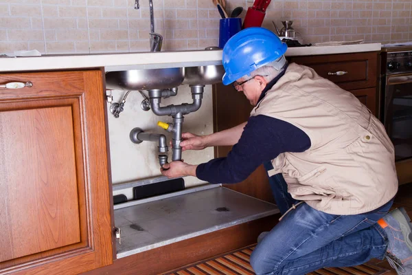 Fontanero Trabajo Para Arreglar Fregadero — Foto de Stock