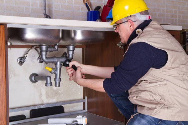 Idraulico Lavoro Riparare Lavandino — Foto Stock