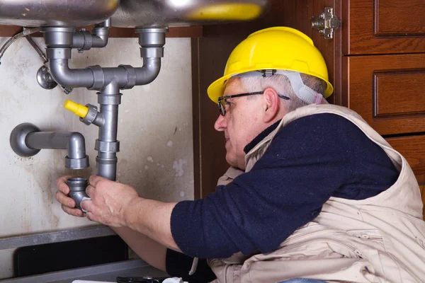 Fontanero Trabajo Para Arreglar Fregadero — Foto de Stock