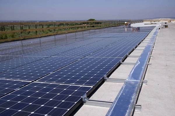 Montagem Painéis Fotovoltaicos Num Telhado Edifício — Fotografia de Stock