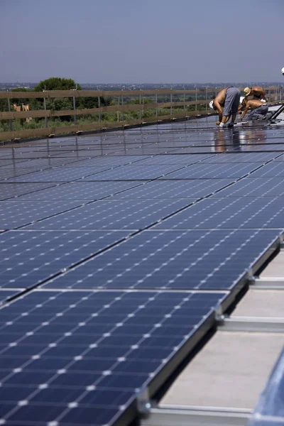 建物の屋根に太陽光発電パネルをフィッティング — ストック写真