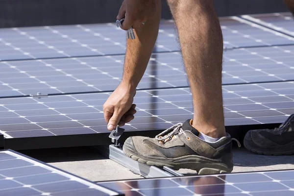 建物の屋根に太陽光発電パネルをフィッティング — ストック写真