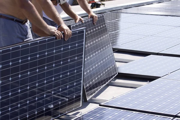 Montage Von Photovoltaikmodulen Auf Dem Dach Eines Gebäudes — Stockfoto