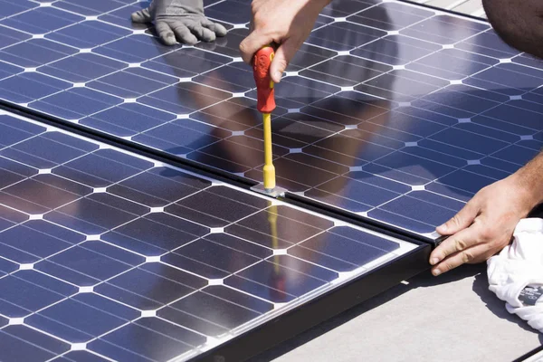 Montagem Painéis Fotovoltaicos Num Telhado Edifício — Fotografia de Stock