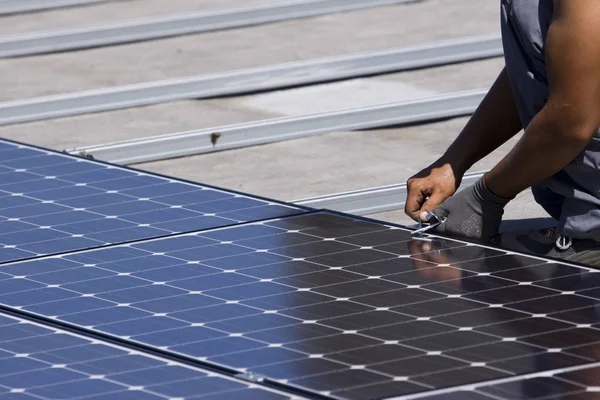 Plaatsing Van Fotovoltaïsche Panelen Een Dak Van Een Gebouw — Stockfoto