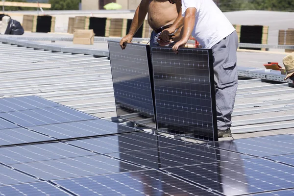 Montagem Painéis Fotovoltaicos Num Telhado Edifício — Fotografia de Stock