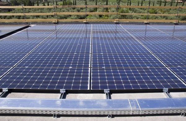 Montagem Painéis Fotovoltaicos Num Telhado Edifício — Fotografia de Stock