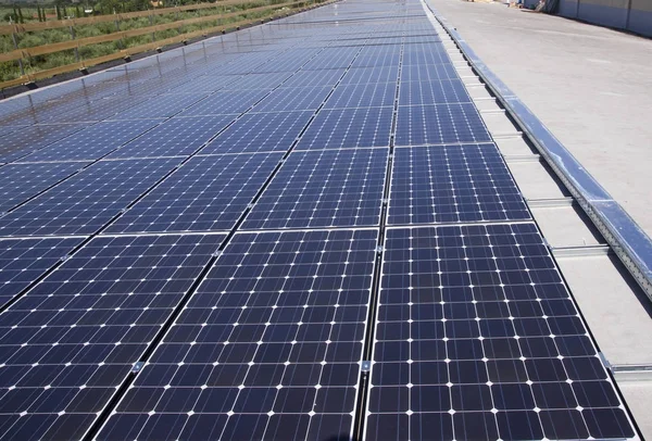 Plaatsing Van Fotovoltaïsche Panelen Een Dak Van Een Gebouw — Stockfoto