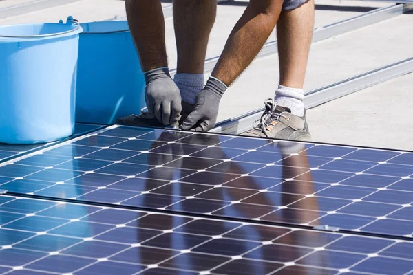 Montage Von Photovoltaikmodulen Auf Dem Dach Eines Gebäudes — Stockfoto