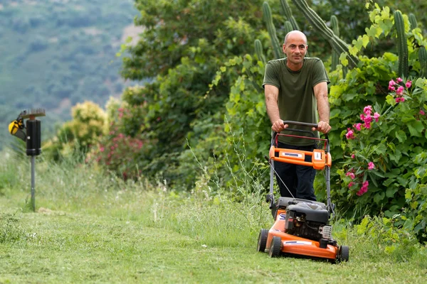 Gärtner Bei Der Arbeit Beim Rasenmähen — Stockfoto