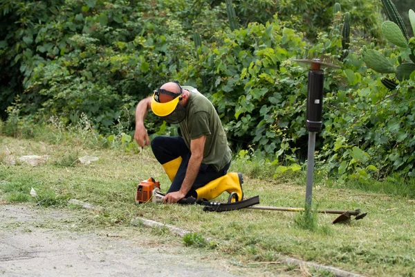 Tuinman Snijden Het Gras Een Tuin — Stockfoto