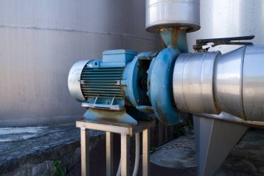 bir sanayi sitesinde bakım yapan işçi