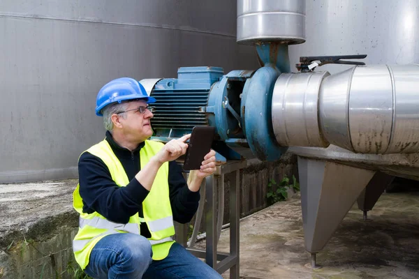 Operaio Manutenzione Sito Industriale Che Adatta Luogo — Foto Stock