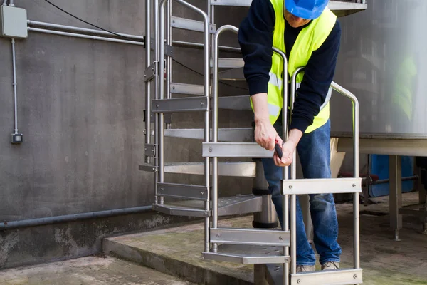 Underhållsarbetare Ett Industriområde Som Passande Förlägga — Stockfoto