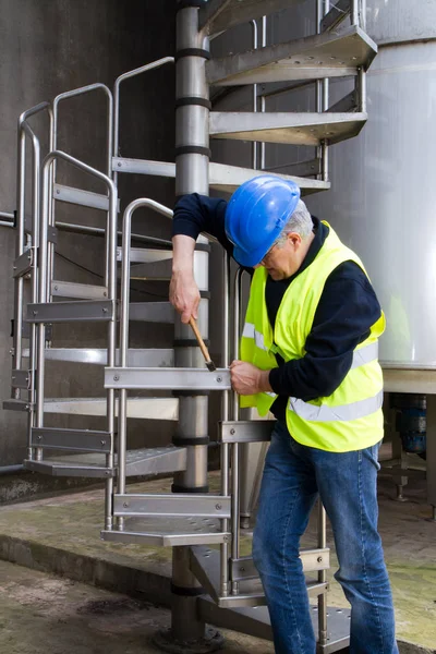 Operaio Manutenzione Sito Industriale Che Adatta Luogo — Foto Stock