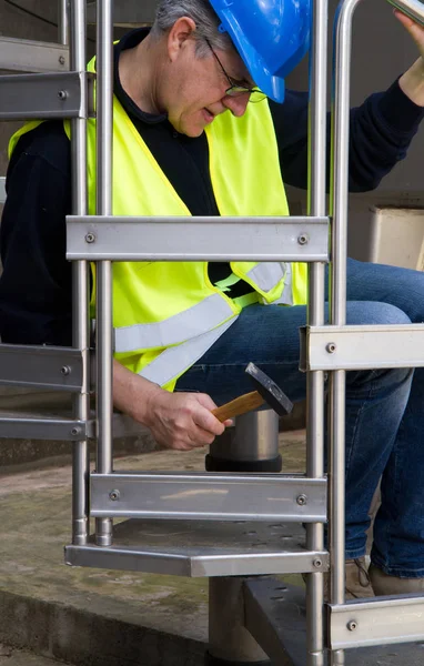 Onderhoud Werknemer Een Industriële Site Montage Van Plaats — Stockfoto