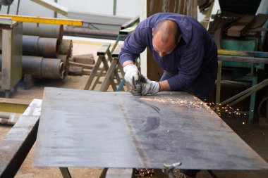 atölyesinde wok metal işçisi