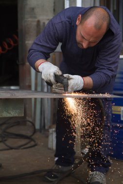 metalworker bir atölye çalışmalarında