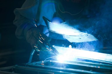 Atölye çalışmalarında, metalworker