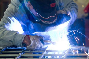 Atölye çalışmalarında, metalworker