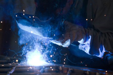 Atölye çalışmalarında, metalworker