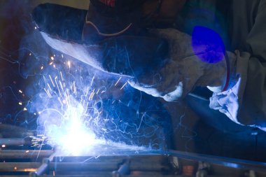 Atölye çalışmalarında, metalworker