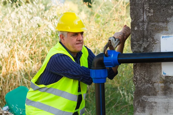 Klempner Bei Der Arbeit Einer Baustelle — Stockfoto