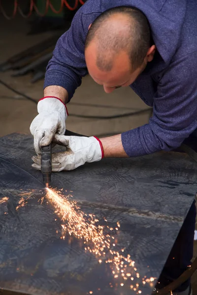 Metalmeccanico Wok Nel Suo Laboratorio — Foto Stock