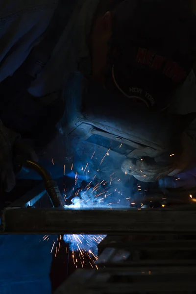 金属工人在他的车间工作 — 图库照片
