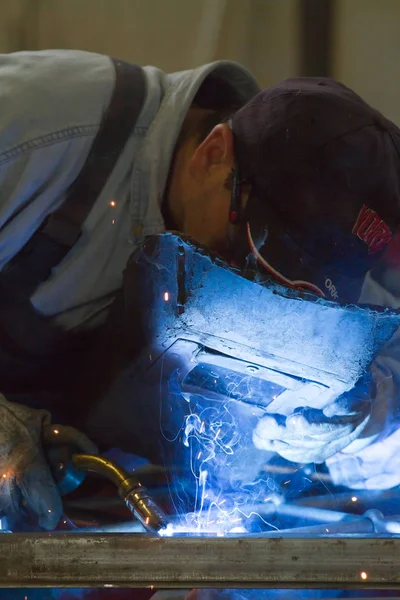 Slotenmaker Aan Het Werk Zijn Werkplaats — Stockfoto