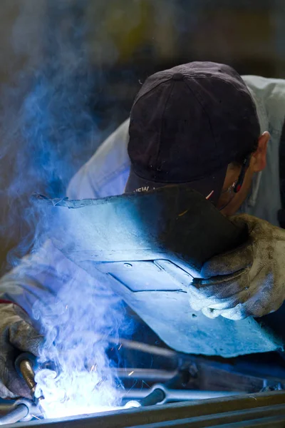 Metallbauer Bei Der Arbeit Seiner Werkstatt — Stockfoto