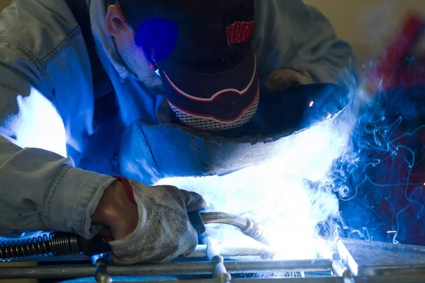 Slotenmaker Aan Het Werk Zijn Werkplaats — Stockfoto