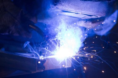 Kaynak Makinası kullanarak metalworker