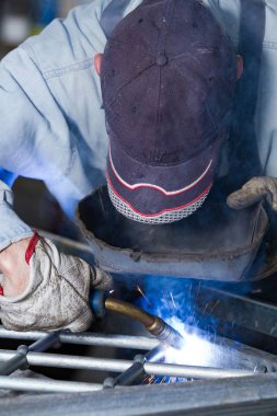 metalworker bir atölye çalışmalarında