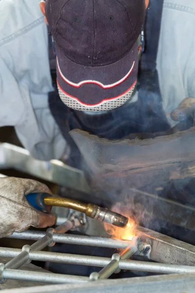 Metalworker Bir Atölye Çalışmalarında — Stok fotoğraf