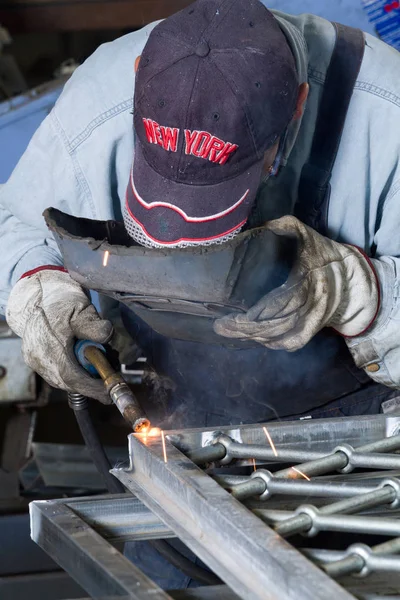 Kaynak Makinası Kullanarak Metalworker — Stok fotoğraf