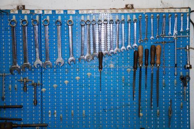 metalworker bir atölye çalışmalarında