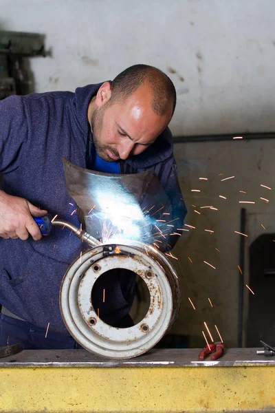 Metalworker Usando Máquina Solda — Fotografia de Stock