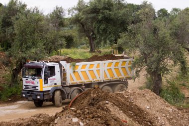 bir şantiye çalışmalarında, tuğla örme ustaları
