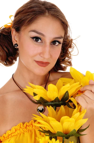 Schöne Frau mit Sonnenblumen. — Stockfoto